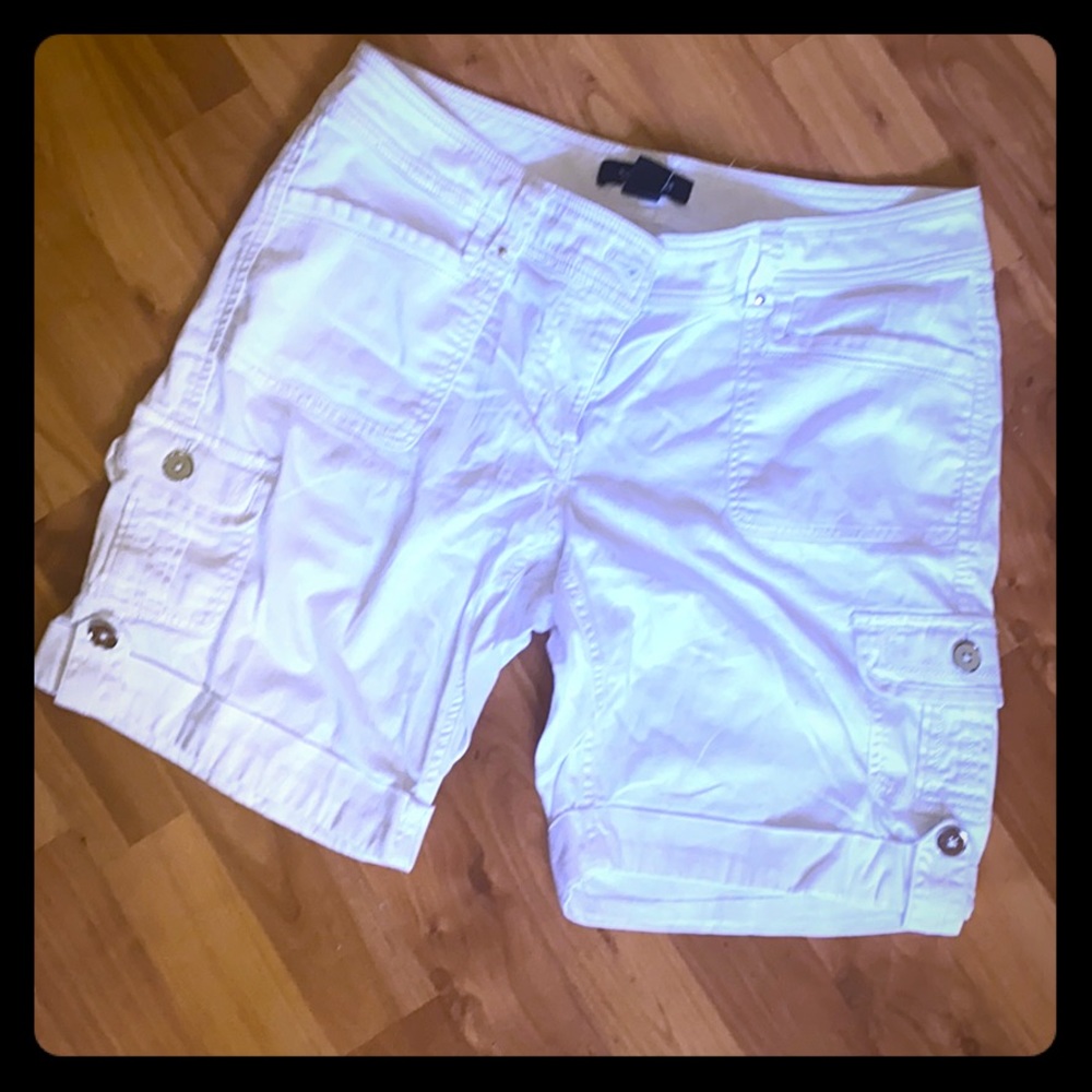EUC White House Black Market Bermuda shorts sz 6